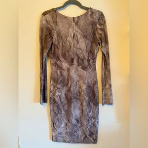 Aritzia marbled soft purple bodycon midi dress w v neckline / long sleeves